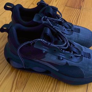 Mens Nike sneakers, size 10 in perfect shape, only worn once.